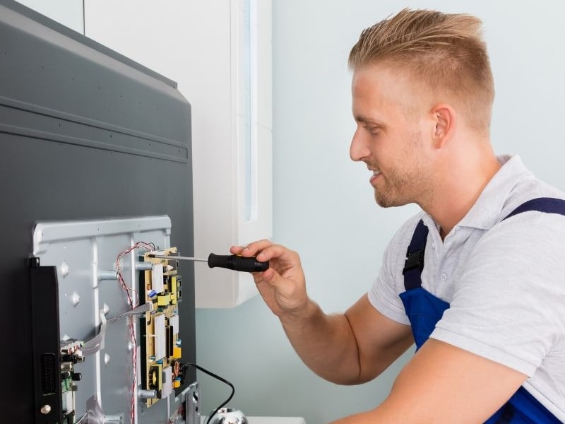 Fotografía de técnico reparando Televisores Edesa